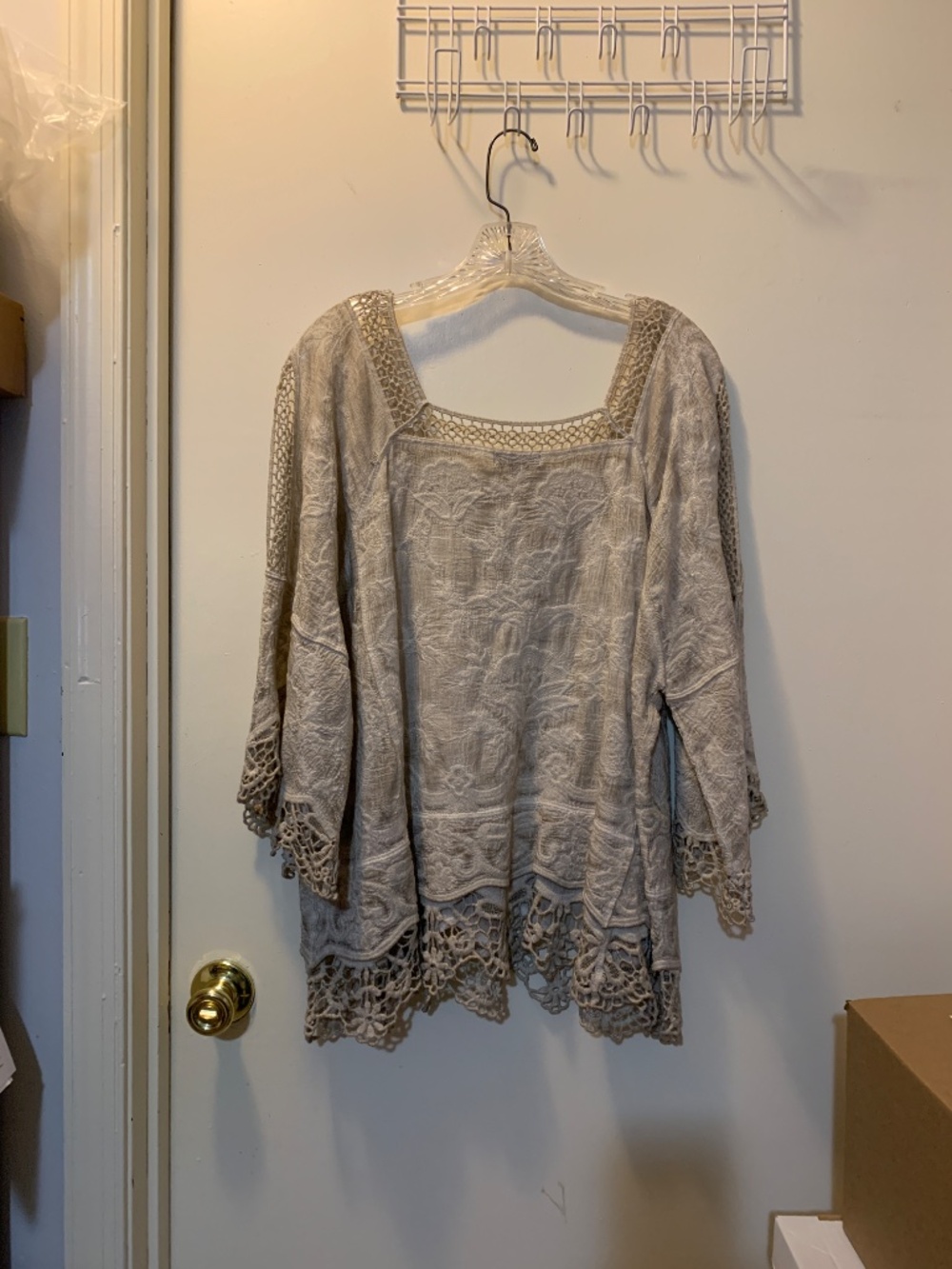 Democracy Womens Boho Embroidered w Crochet Trim Cold Shoulder Top Taupe Size 1X - Picture 3 of 3